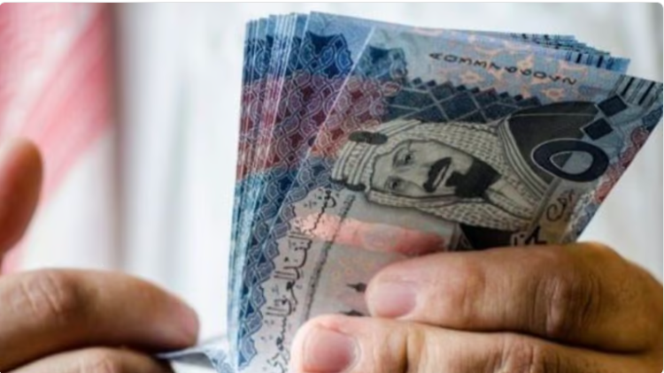 ملايين الريالات السعودية تغزو اليمن خلال الساعات الماضية وخبراء اقتصاد يكشفون سببها